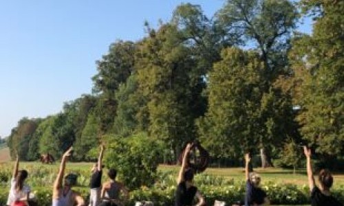 Outdoor yoga au Château de Vullierens